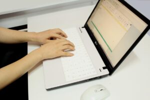 弁護士に相談する際の無料ネット完結サービスはどれが便利？