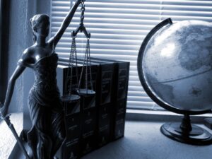 法テラスと弁護士事務所、直接依頼はどっちが得？